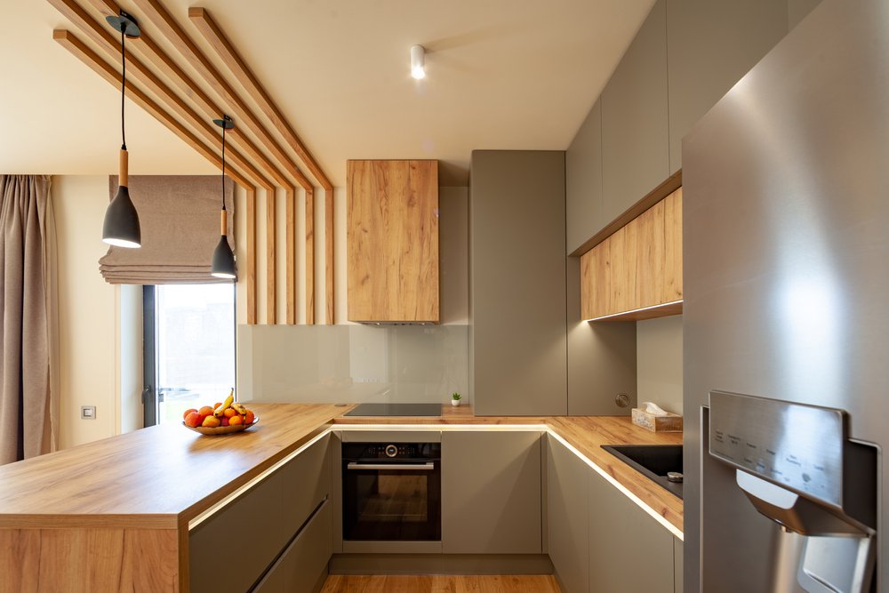 Een keuken met kastdeuren en werkbladen gewrapt in een realistische houtlookfolie, met een warme en uitnodigende sfeer.