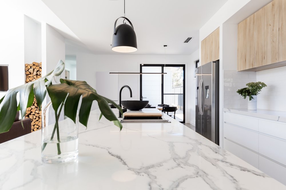 Een keuken met kastdeuren en werkbladen gewrapt in een moderne grijze vinylfolie, met een strakke en eigentijdse uitstraling.