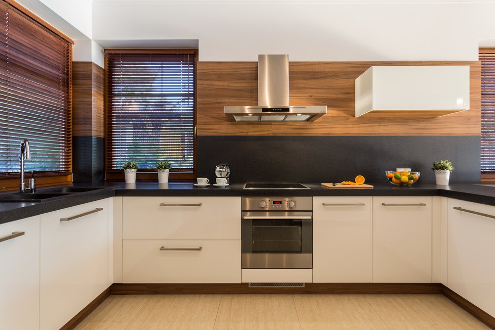 Een keuken wordt afgebeeld met vernieuwde kastdeuren na het aanbrengen van wrapfolie, wat een betaalbare en stijlvolle oplossing is voor keukenrenovatie.
