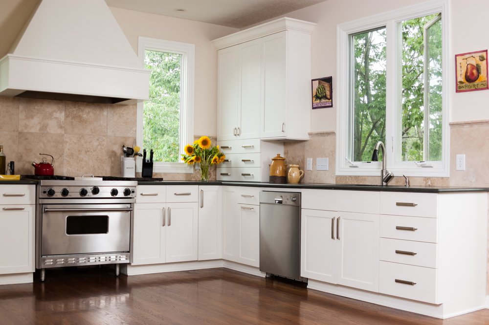 Een keuken wordt afgebeeld met gewrapte kastdeuren, wat een populaire maar niet zonder nadelen zijnde keuze is voor keukenrenovatie.