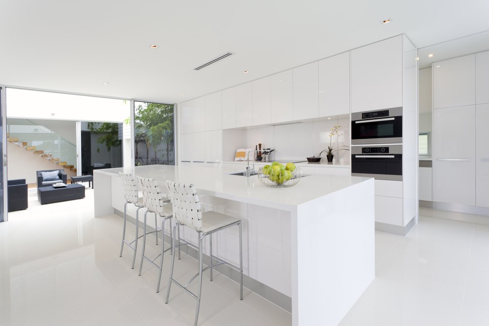 Een keuken wordt afgebeeld met gewrapte kastdeuren, wat een betaalbare en stijlvolle oplossing is voor keukenrenovatie.